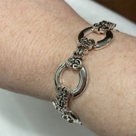 Round Open Link Silvertone Filigree Spacer Magnetic Fold Over Clasp Bracelet - Picture 13 of 15